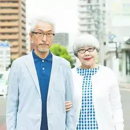  结婚39年每天穿情侣装,这对老夫妻的爱情实在是太甜了