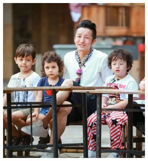  拳王邹市明一家四口同框,9岁轩轩身高紧赶妈妈,二儿子神似妈妈