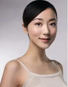  佟丽娅剪短发似少女,抱朵朵出镜,网友离开错的才能遇到好的