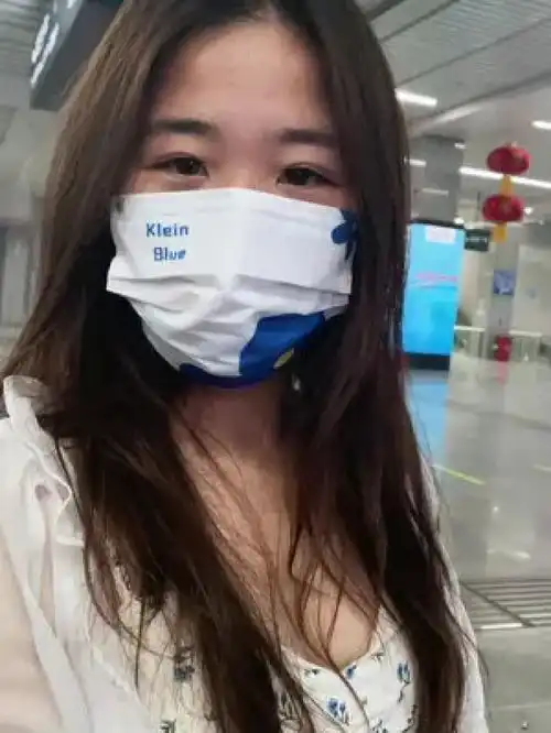  你看,她的眼里真的有光地铁随拍曦曦公主苹果原相机记得戴口罩原相机