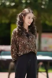  迪丽热巴活动中扣子竟然扣错这么精致的美女穿衣服这么粗心