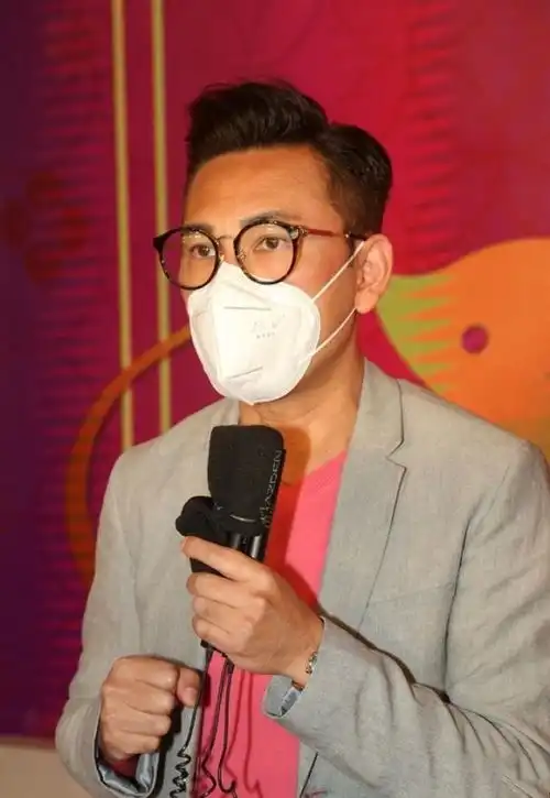  郭可盈带女儿商超备货,49岁素颜仍美丽,不惧疫情全程不戴口罩