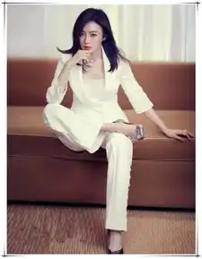  娘娘秦岚帅气写真曝光,搭配高级黑小西装,凸显职场女性魅力