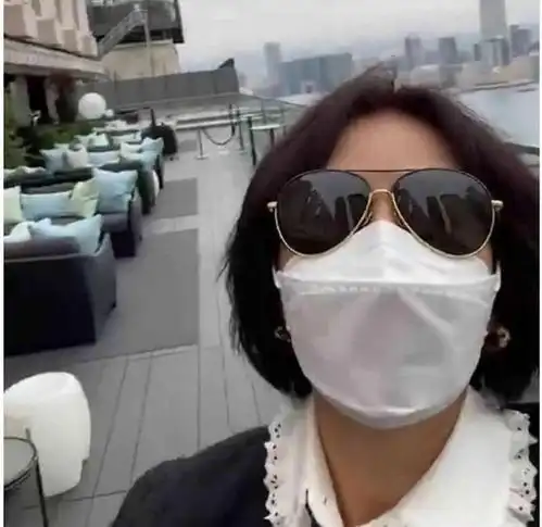  刘嘉玲霸气威武,自己包场整个酒店露台,戴口罩还不忘跳舞
