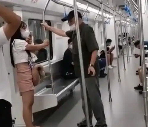  得理不饶人女子坐地铁未戴口罩被2名大爷骂哭,戴上后仍被追骂