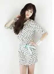  文根英展露曲线美诠释清新淡雅女性气质