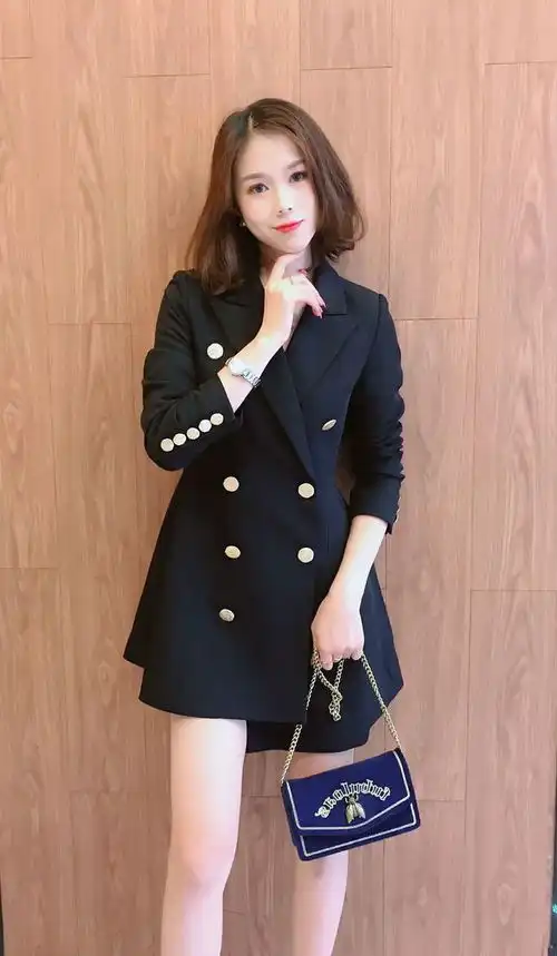 双排扣大衣的美女,简约干练又显气质,彰显成熟女性美