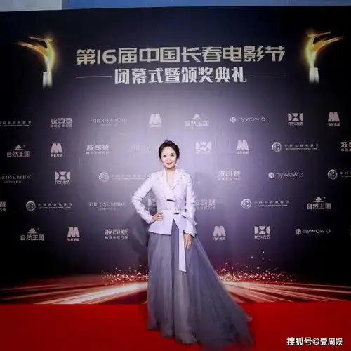  长春电影节闭幕红毯景甜又美又飒,蔡少芬夫妇撒狗粮