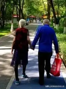  老夫妻如果女的先离世,男老人十有八九急着找新老伴,是有原因的
