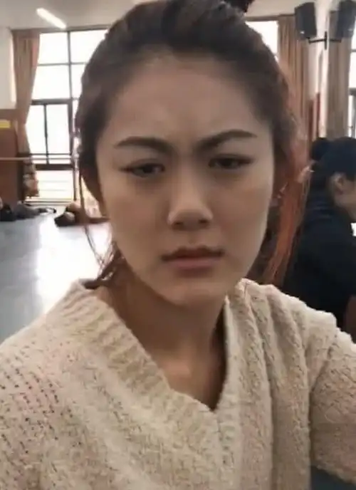  抖音小姐姐自信自拍,却被闺蜜暴露真实颜值,网友塑料姐妹情