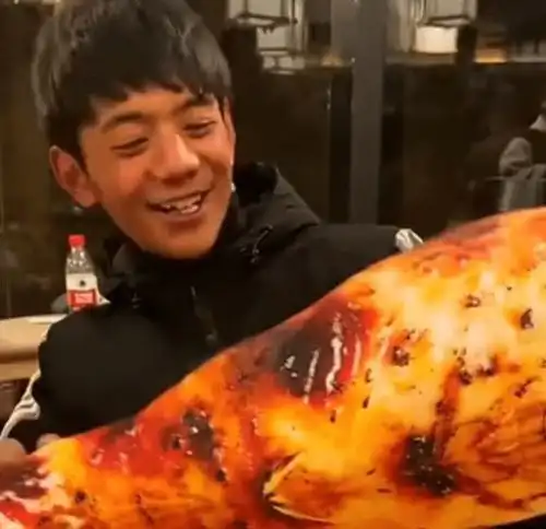  粉丝给丁真寄的礼物堆满屋看看有没有你送的书