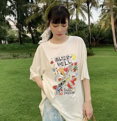  李小璐衣品真不错,卡通t恤配扎染阔腿裤清爽显瘦,不像孩子妈