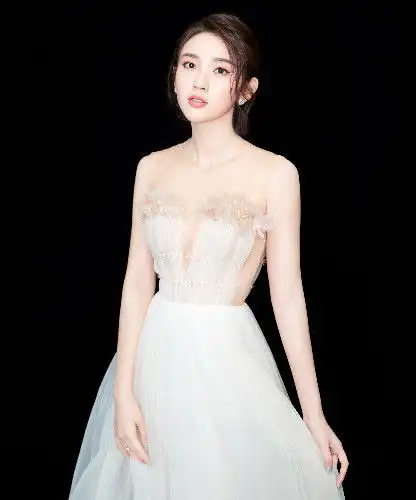  唐艺昕身穿白色连衣裙美出了新高,宛若清新脱俗的小仙女