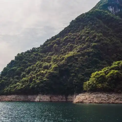  绿山湖泊风景头像,山林之间隐藏着清澈的湖泊