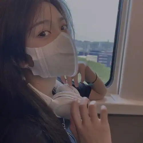  带神秘感的口罩女生头像