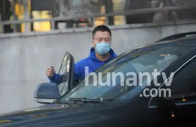  组图孙红雷低调会女友口罩蒙面挽手并肩行走