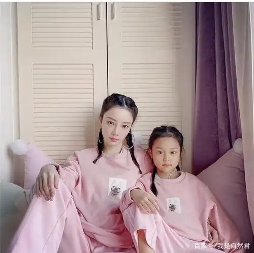  李小璐与甜馨穿亲子装,梳同款发型合影,享受斗舞如痴如醉