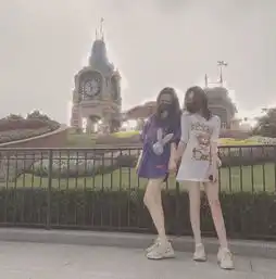  李嫣跟闺蜜游玩浓妆艳抹凹造型大长腿抢镜网友身材像极王菲
