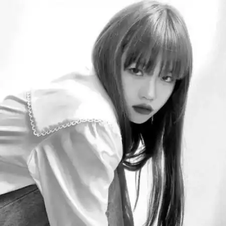  悲伤女生头像黑白一个日光下透彻见底