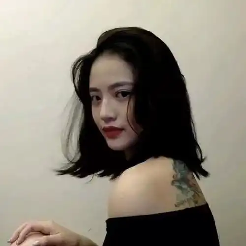  阳光与笑脸更配洒脱迷人女生头像