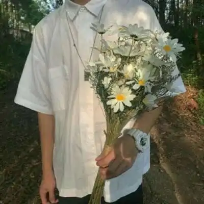  手里拿花的男生头像单身头像想恋爱了