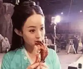  明星片场休息在干嘛吴谨言玩亲亲,杨幂抠脚,赵丽颖让人羡慕