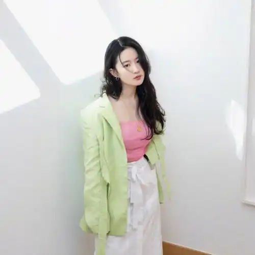  天仙姐姐刘亦菲,多少代人的岁月回忆,穿搭也是如此清新脱俗