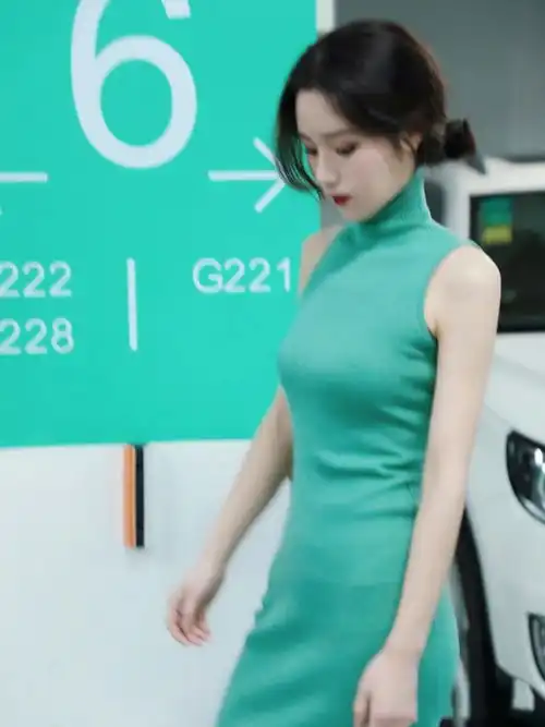  绿色紧身长款针织裙,搭配高跟鞋,优雅气质又有女神范的美