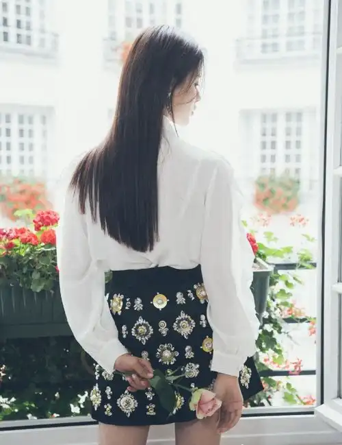  杨超越巴黎亮相,因服装吸引目光,看到下半身才明白重点在哪