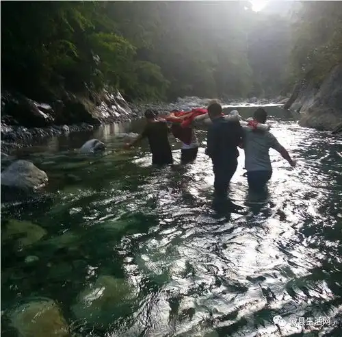  徽县嘉陵镇严坪村东沟村民,翻山涉水历经千险万阻救人附视频