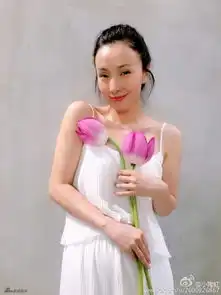  44岁陶虹微博晒美照手捧荷花清新脱俗似少女