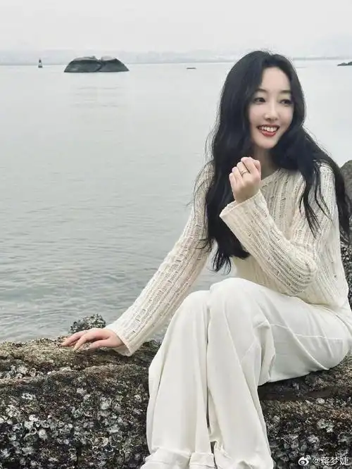  蒋梦婕晒游玩美照,笑容甜美迷人似初恋,气质清新脱俗梦回林黛玉