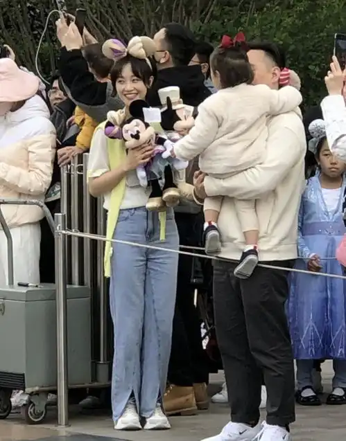  网友偶遇蓝盈莹逛迪士尼,和妈妈同框似姐妹,为拍照却不戴口罩