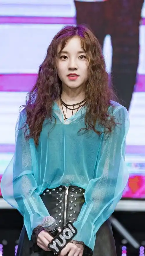  宋雨琦可爱犯规紫色毛衣搭短裙甜美软萌,身材比例令人惊艳