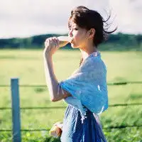  洒脱个性的女生头像