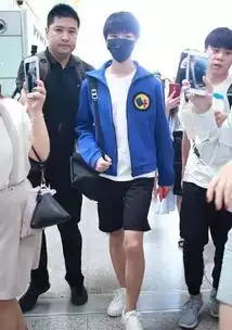  王俊凯现身机场又高又帅却因为手机意外破功