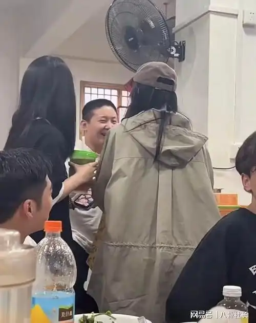  张天爱出门吃饭被偶遇,全身包裹严实不怕热,被男粉丝要求合影