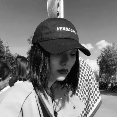  女生戴帽子超霸气头像作为一个时尚青年