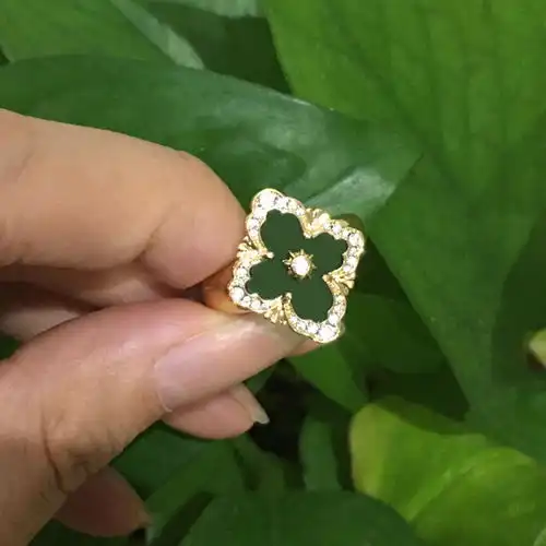  翡翠四叶草戒指镶嵌款式