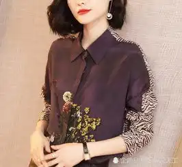  女人一旦过50,尽量不穿卫衣,瞧下图这样穿,简单利落超级嫩美