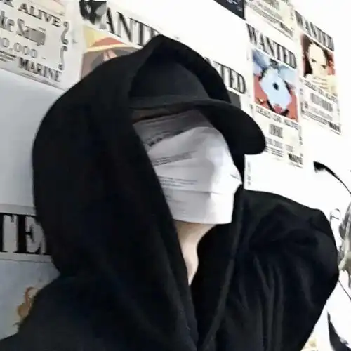  我不喜欢她,因为她从不摘口罩