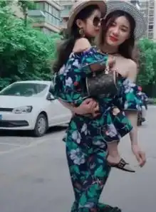  网红最潮母女出街妈妈比女儿漂亮网友衣服十元三件吗图