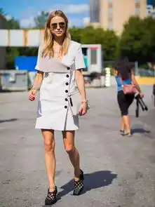  2018夏季ins爆红的新风尚,丢掉茶歇裙,是时候入手这条排扣裙了