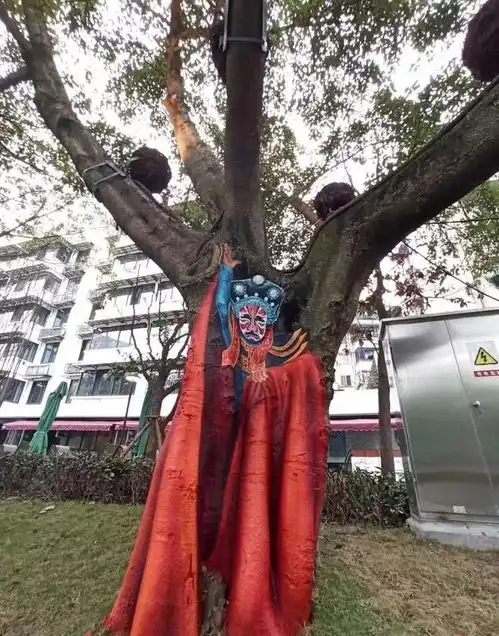  去望平街转一圈,我看到了全国最妖艳儿的树林
