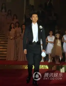  为宠爱baby豁出去黄晓明娶爱妻最少花费约2亿
