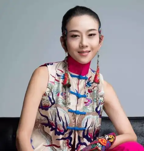  60岁杨丽萍骨瘦如柴,为跳舞不吃米饭不生孩子二婚婆家依旧理解