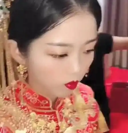  抖音最壕新娘,身上黄金钻石两不误,而重点都在手指甲上