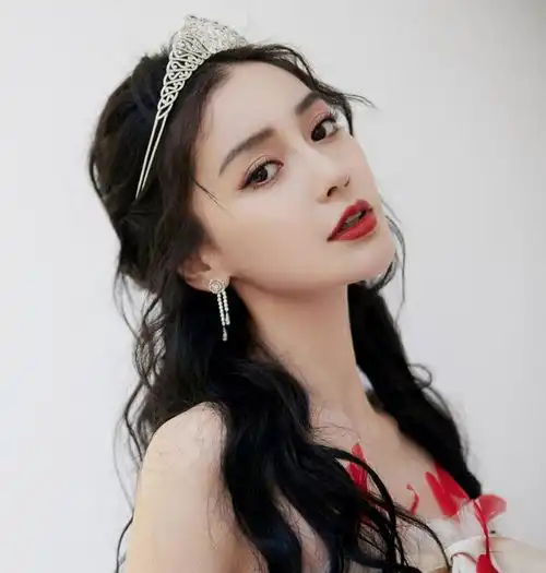  陈漫又拍angelababy,与上次又欲又撩风格不同,绝美精灵造型好美