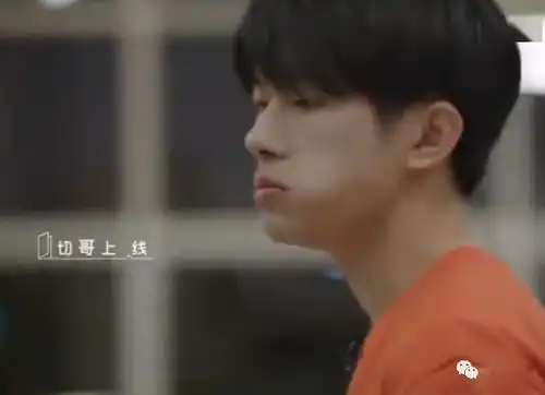  易烊千玺被问到有人欺负队员,五个字霸气护短,四叶草我又可了
