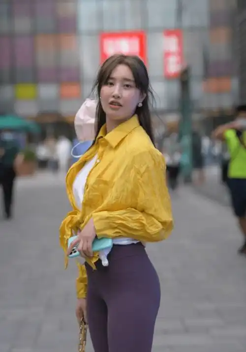  健美裤在街头露面,点燃了女孩的激情,引得路人纷纷回头